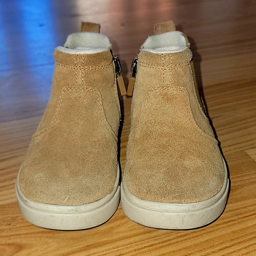 UGG toddler boot size 8